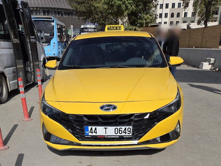 44 Taksi'nin sarı Hyundai Elantra taksisi Malatya'da yolcu beklerken